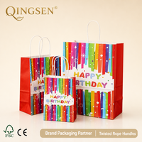 Sacs cadeaux en papier rouge rayés arc-en-ciel de luxe personnalisés pour anniversaire, avec poignées en corde torsadée, trois tailles pour les fêtes et la vente au détail