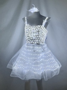 Robe de soirée lumineuse à LED pour femmes, robe de fée blanche scintillante avec coiffe en plumes, costume lumineux rechargeable - Product Image 2