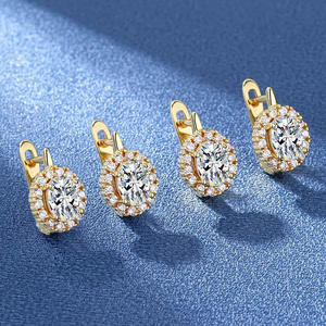 Boucles d'oreilles clous en or E2494 avec diamant rond taille brillant serti griffe, bijoux fins classiques pour femme, idéales pour mariage - Product Image 4