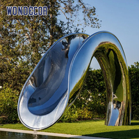 Toboggan aquatique en acier inoxydable 316 poli miroir, sculpture de piscine extérieure, élément aquatique de luxe pour piscine