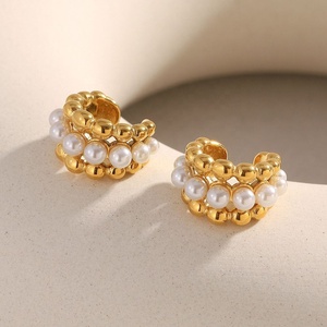 Boucles d'oreilles tendance pour femmes en or 18 carats avec imitation de perles, style européen et américain, nouvelles boucles d'oreilles géométriques simples en acier inoxydable pour cadeau - Product Image 1