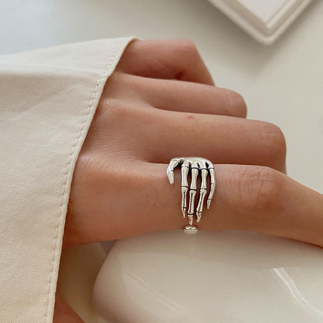 Resizable Retro Silver Color Ring 2023 Trend Punk Rock Vintage Creative Skeleton Hand Loop Party Jewelry for Women Finger Rings