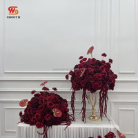 Arrangement floral élégant et personnalisé en rouge foncé, boule florale avec feuillage suspendu, pour centre de table