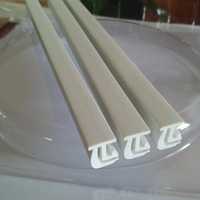 Profilé d'extrusion en PVC, UPVC, PP plastique, personnalisé, style industriel-moderne, avec finition brillante/mate, pour la décoration de bâtiments et la finition de céramique.