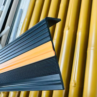 Profilé PVC d'extrusion plastique écologique personnalisé pour l'étanchéité et le finissage des appareils de supermarché, avec un design moderne