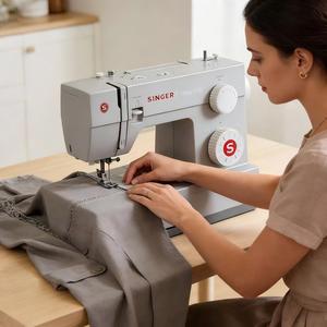 Máquina de Coser Doméstica de Escritorio 4423, Multifuncional, con Overlock Resistente para Telas Gruesas, Diseño Mini, Uso Doméstico - Product Image 1