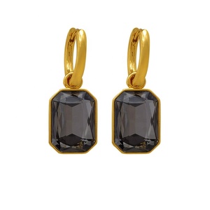 Boucles d'oreilles créoles en acier inoxydable plaqué or PVD 18 carats avec breloques en zircon taille émeraude |   Bijoux hypoallergéniques, résistants au ternissement et tendance - Product Image 5
