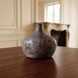 Ce vase rond en céramique antique et rustique, au design artisanal en argile brun foncé de style vintage, est parfait pour la décoration de table moderne. - Product Image 2