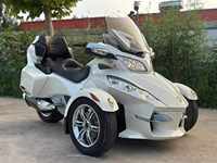 Can-Am Spyder RT Limited, moto à trois roues de luxe pour le tourisme, tricycle roadster avec rangement complet