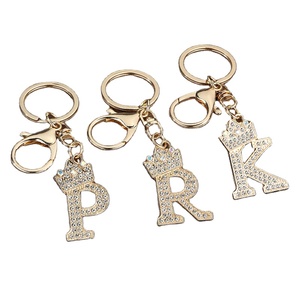 พวงกุญแจผู้หญิงสไตล์เกาหลีทันสมัย ​​ทำจากโลหะผสมสังกะสี ประดับเพชรระยิบระยับ ดีไซน์ตัวอักษร สวยหรูมีสไตล์ - Product Image 1