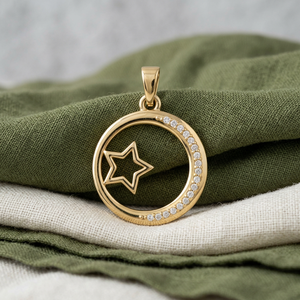 Elegante Colgante Celestial de Plata con Moissanita, Diseño de Estrella en Luna Creciente, con Acentos de Diamantes Pavé, Joyería Fina de Lujo para Mujer - Product Image 3
