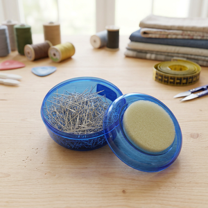 AA0037 Goupilles en acier |   Ensemble d'épingles à coudre avec coussinet en éponge dans un conteneur en plastique bleu pour les projets de quilting et d'artisanat - Product Image 3