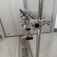 Machine de remplissage de bière semi-automatique avec boîte d'emballage séparée.