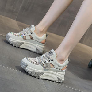 2025 nouvelles chaussures décontractées d'agrandissement de hauteur légères vintage avec semelles épaisses et surface en cuir avec un design creux - Product Image 5