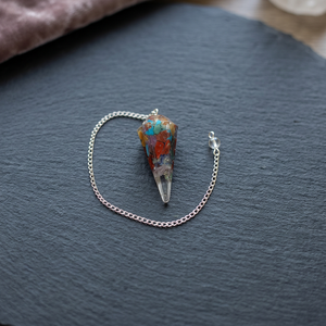 Pendule pyramidal en pierre précieuse polie avec inclusions rouges et bleues, chaîne en argent sculptée - Product Image 4