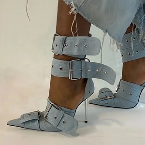 Sandalias de tacón alto fino metálicas plateadas brillantes para mujer, estilo punk sexy con hebillas, correa al tobillo, punta puntiaguda y tiras, tacón de aguja, para verano. - Product Image 4