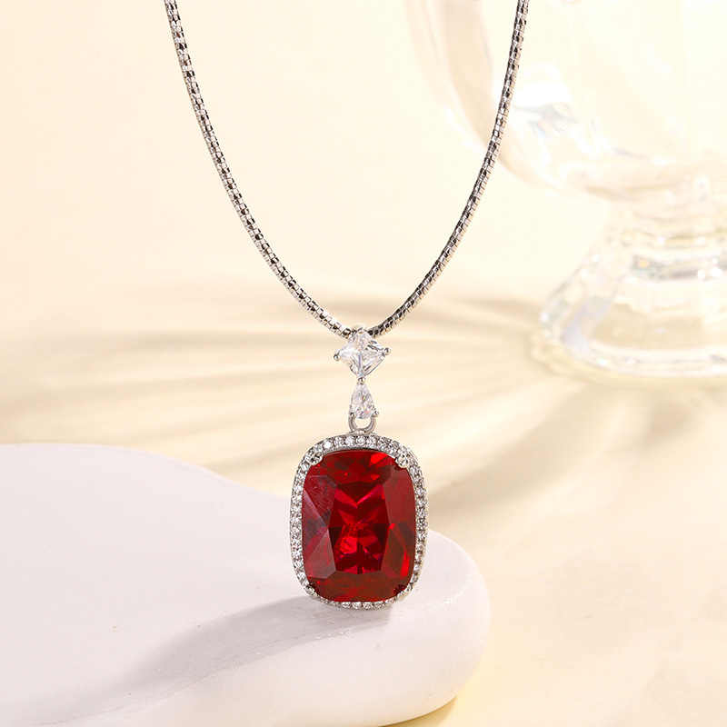 Pendentif en corindon rouge avec chaîne nue