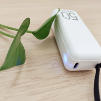 Cadeaux promotionnels de haute qualité, chargeur portable mini 5000 mAh avec logo personnalisé, câbles intégrés, charge rapide pour téléphone