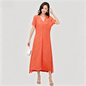 Venta al por mayor directa de fábrica: Vestido plisado con textura de chevron artístico, estilo Miyake, cuello en V, adelgazante diagonal, largo midi, <span class=keywords><strong>moda</strong></span> 2026 - Product Image 5