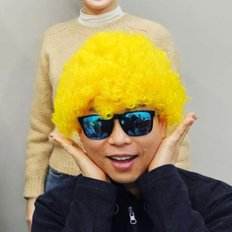 Bombe jaune vie Photo Wiggle quatre-coupe coquelicot cheveux WFFNYW4 pour quatre-coupe bombe tête coquelicot cheveux amusant stand accessoires - Product Image 1