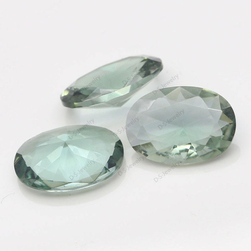 สีเขียวอ่อน