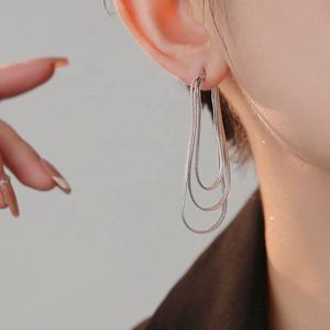 Nouvelles boucles d'oreilles clous en argent tibétain plaqué or géométriques haut de gamme pour femme, collection été 2025, avec chaîne serpent et pampilles en zircon - Product Image 3