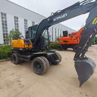 Excavatrice sur roues XINYUAN C85M avec pneus résistants à l'usure, transfert rapide sur site, certifiée CE pour les projets de pipelines et d'aménagement paysager
