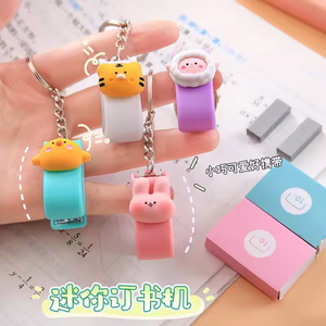 Barato colorido lindo <span class=keywords><strong>Kawaii</strong></span> portátil plástico Mini grapadora de papel macaron color lindo llavero de dibujos animados mini grapadora - Product Image 3