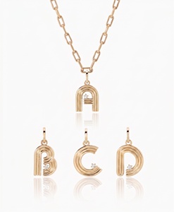 Collar con Colgante de Letra Inicial Personalizado en Acero Inoxidable, Joyería con Letras del Alfabeto en Oro PVD, Hipoalergénico e Impermeable - Product Image 3
