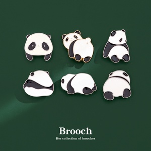 Broche Panda Cartoon Personnalisée en Époxy Noir et Blanc, Plaqué Or, pour Fête d'Enfants - Product Image 3