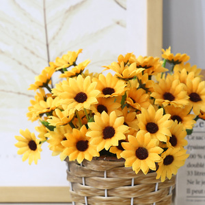 Mini tournesols artificiels en soie Lichao pour la décoration intérieure et les accessoires de photographie en extérieur - Product Image 1