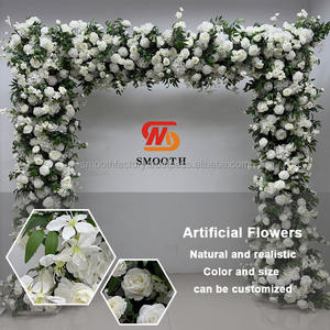 Arco Floral Cuadrado LEDA Hecho a Mano con Flores Naturales, Arco de Rosas Blancas y Hojas Verdes para Bodas al Aire Libre - Product Image 2