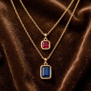Collier Pendentif Double Couche Rectangulaire Plaqué Or avec Rubis et Saphirs Simulés, Vente en Gros Usine, Minimaliste, Empilable, pour Femme, Usage Quotidien - Product Image 3