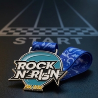 Médaille sportive personnalisée Rock N' Rollin en métal moulé sous pression, avec émail bleu, bord métallique et lettrage en relief, motif Buenaventa pour