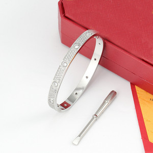 Bracelets Joncs Tendance Jessy Fashion pour Enfants en Acier Inoxydable Plaqué Or 18K avec Breloque SCREW LOVE – Idéal Anniversaire - Product Image 3