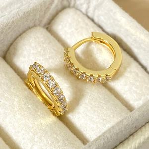 Joyería al por Mayor, Pendientes Redondos de Circonia Cúbica, Pendientes Huggies con Circonia Cúbica Chapados en Oro de 18K para Mujer - Product Image 5