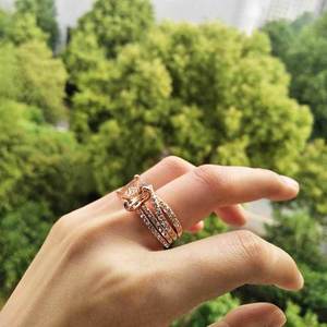 Set di Tre Anelli Quadrati per Donne, Tono Rosa Stile Champagne, Elegante Accessorio per Proposte e Feste, Regalo - Product Image 4