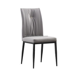 Sillas de Comedor Modernas de Lujo en Cuero Sintético Ecológico, Asientos Cómodos, Fáciles de Limpiar, Patas de Metal, Respaldo Plegado, Color Personalizado - Product Image 1