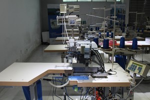 Máquina de Coser Industrial Computarizada Automática para Colocar Elásticos DS-8100-04DM2-24-7PAT, Tipo Cilindro Pequeño, Overlock - Product Image 4