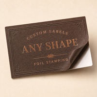 Étiquettes en papier texturé avec estampage à chaud doré pour l'emballage de marques de vêtements