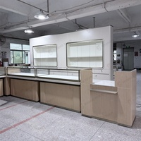 Vitrines à bijoux murales en bois clair avec éclairage LED pour magasins de joaillerie, équipement de magasin haut de gamme, fabrication OEM personnalisée