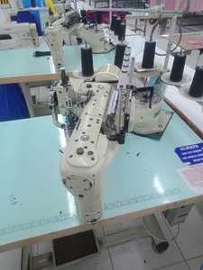 Machine à coudre industrielle plate à 4 <span class=keywords><strong>aiguilles</strong></span> et 6 fils, modèle Yamato FD-62G, d'occasion. - Product Image 5
