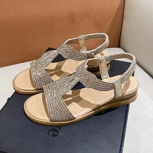 Tendances de la mode estivale : sandales à bout ouvert pour femmes, polyvalentes avec un design à lanières et une jupe résistante. - Product Image 2