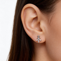 Boucles d'oreilles clous en cuivre motif floral pour femme, bijoux d'oreille délicats avec strass et détail chaîne, accessoires de mode