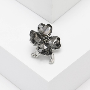 Broche de Trébol de Aleación con Pedrería, Moderno y Minimalista, para el Uso Diario de Mujeres, Versátil y Elegante - Product Image 5