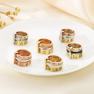 Anillo de Lujo con Números Romanos e Incrustaciones de Cristal |   Anillo de Acero Inoxidable de Triple Capa con Baño de Oro PVD |   Impermeable e Hipoalergénico - Product Image 2