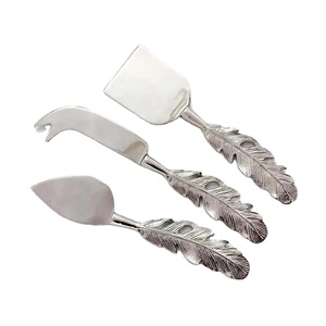 Ensemble de couteaux à fromage à manche Leaf Design en acier inoxydable avec emporte-pièces élégants, parfaits pour les ustensiles de cuisine et les mariages - Product Image 1