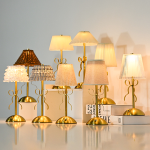 Lampada da Tavolo di Lusso a Forma di Arco in Stile Nordico, con Batteria Inclusa e Funzione di Ricarica, per Camera da Letto e Soggiorno - Product Image 1