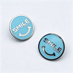 Pin de Solapa Personalizado de Aleación de Zinc con Esmalte Duro y Diseño de Sonrisa para el Sector Sanitario - Product Image 4