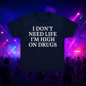 T-shirt 'Non ho bisogno della vita, sono drogato' - Maglietta divertente e sarcastica con meme - Abbigliamento Rave - Product Image 1